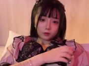 귀여운 소녀가 크리스털 딜도로 자위한다