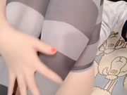 예쁜 소녀가 아름다운 가슴을 드러내고 셀카를 찍는다